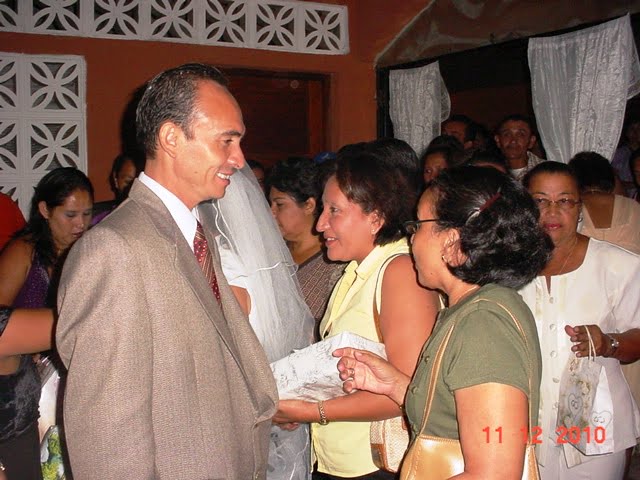 Feix Vega recibiendo a sus amigos que le prodigaron carino y regalos, una montana de regalos